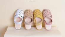 Load image into Gallery viewer, Crisscross sandals