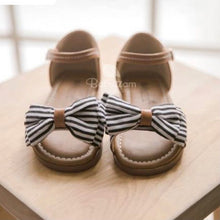 Load image into Gallery viewer, Stripped sandals