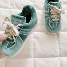 Load image into Gallery viewer, Green velvet sneakers
