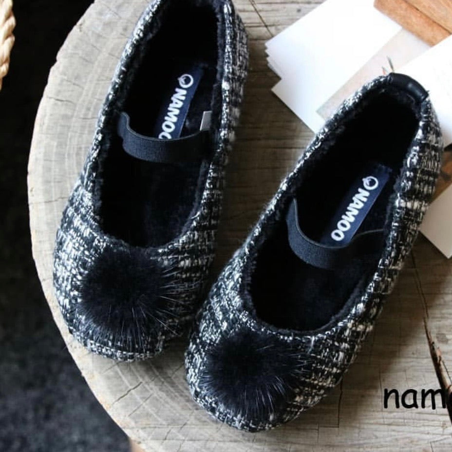 Black Pom flat