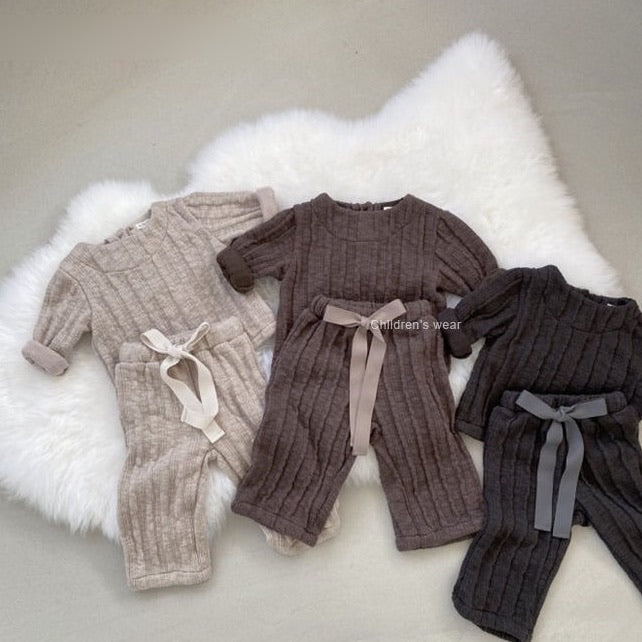 Line knit top bottom set