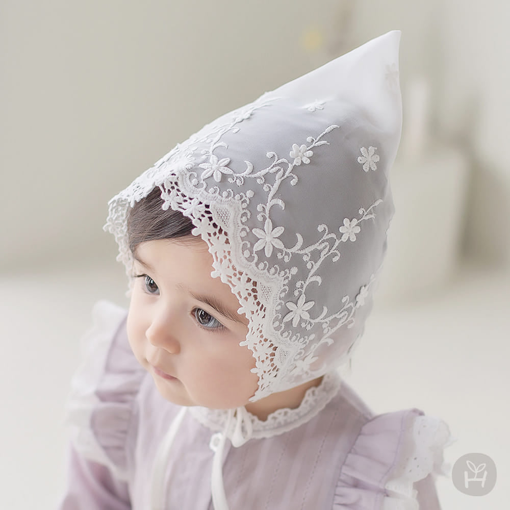 White lace bonnet